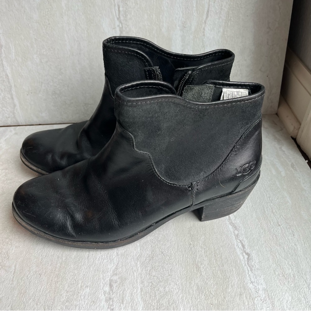 UGG PENELOPE 7 Black Ankle Booties Slip On Women's side zip shearling footbed